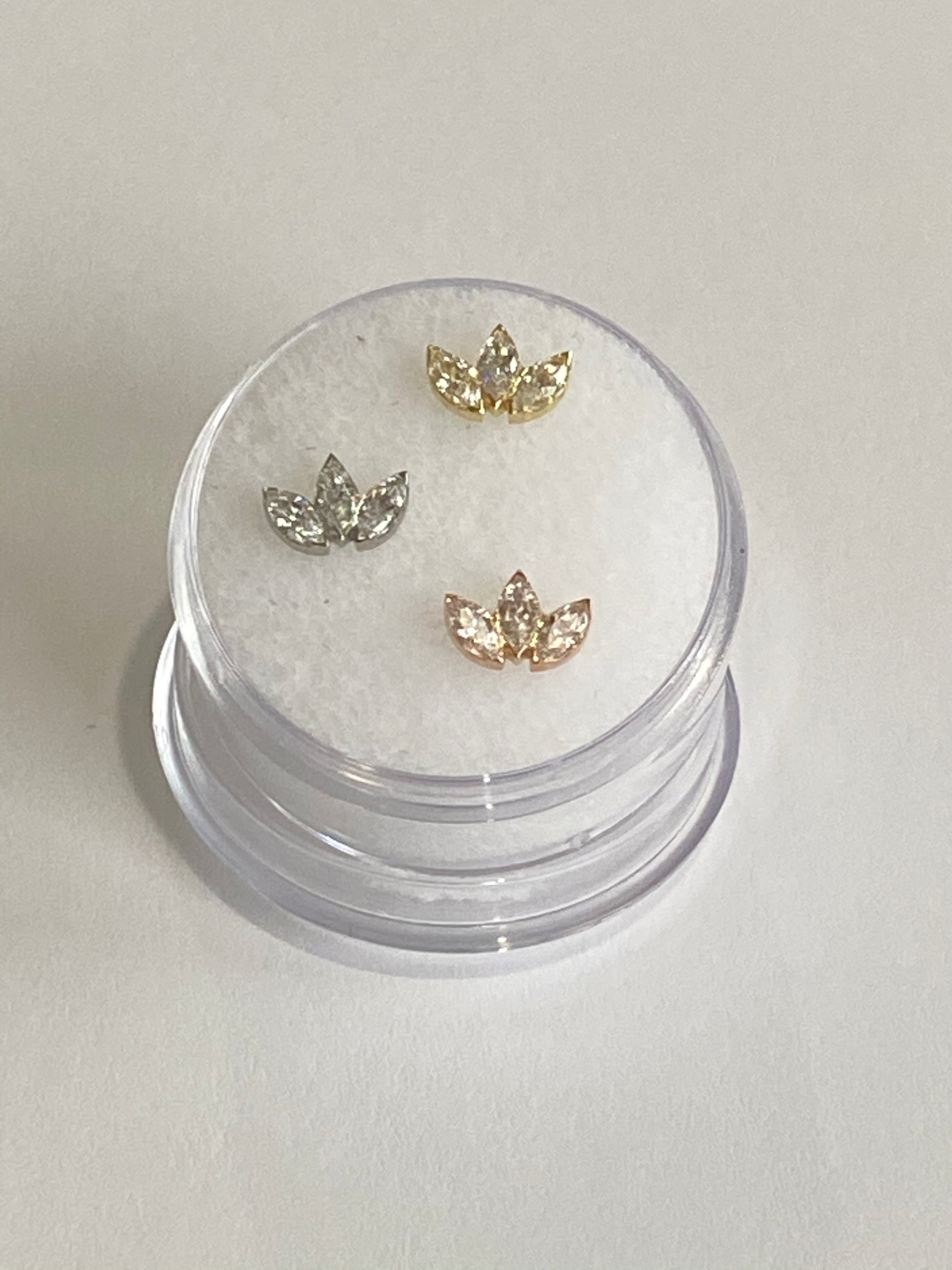 Anatometal 18k Gold Marquise Fan 3 Stone