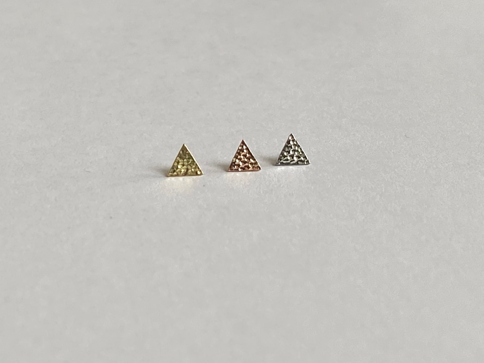 Anatometal 18k Gold Hammered Triangle Threadless Ends